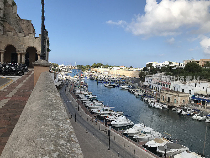 西班牙——Menorca - Ciutadella de Menorca——位于Ciutadella老城和港口的小街道